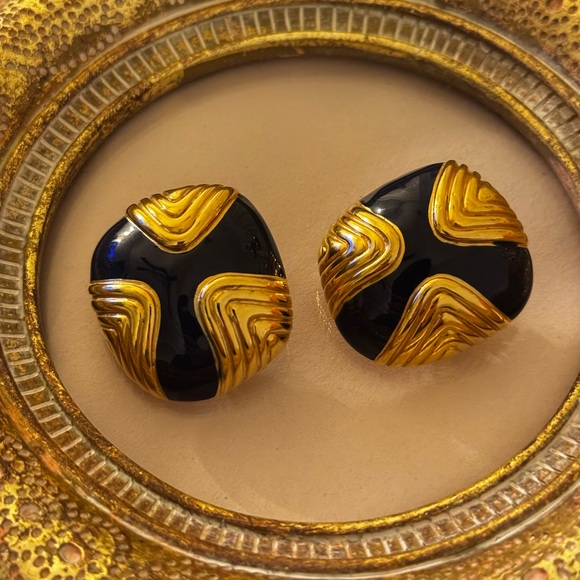 Modern Abstract Mob Wife VTG Clip On Earrings - Picture 7 of 10